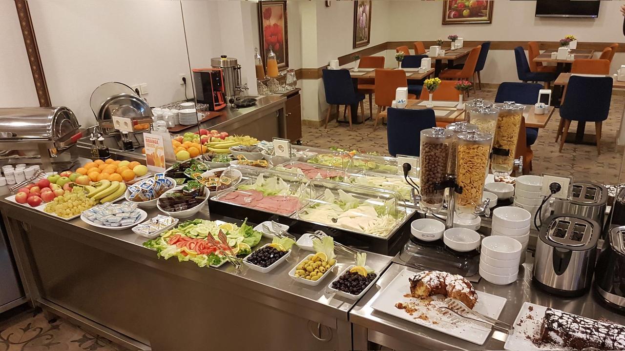 Ahmet Efendi Konagi Hotel Истанбул Екстериор снимка A buffet at a hotel